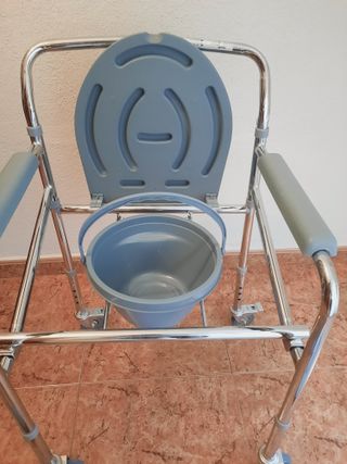 Silla de baño con ruedas