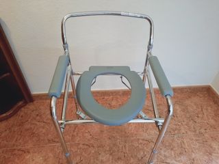 Silla de baño con ruedas