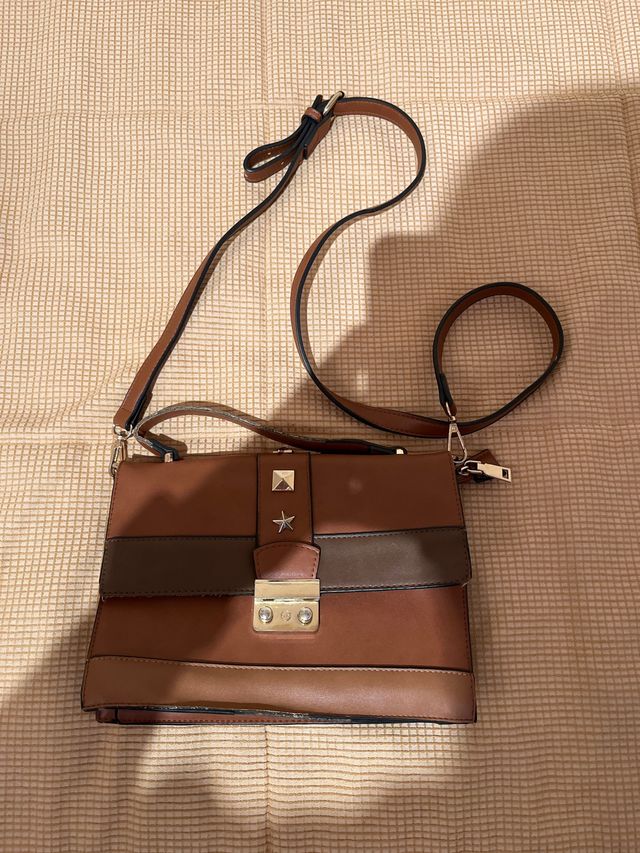 Bolso marrón con detalles dorados