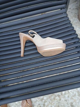 Zapatos Lodi tacón beige/dorado T40 (1 uso)
