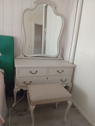Tocador clásico beige con taburete