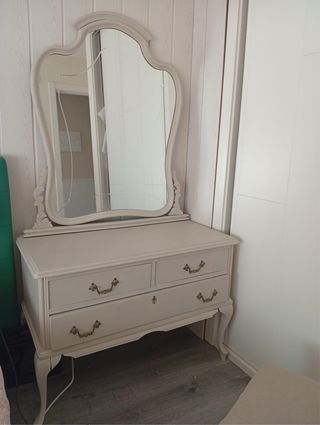 Tocador clásico beige con taburete