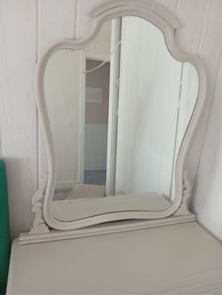 Tocador clásico beige con taburete