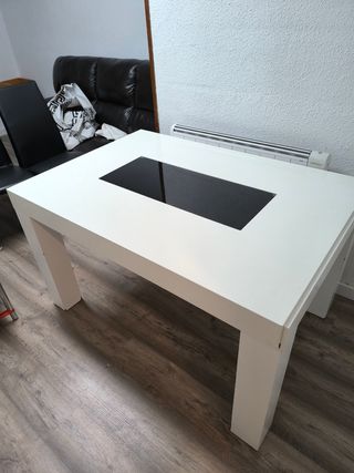 Mesa extensible y 4 sillas