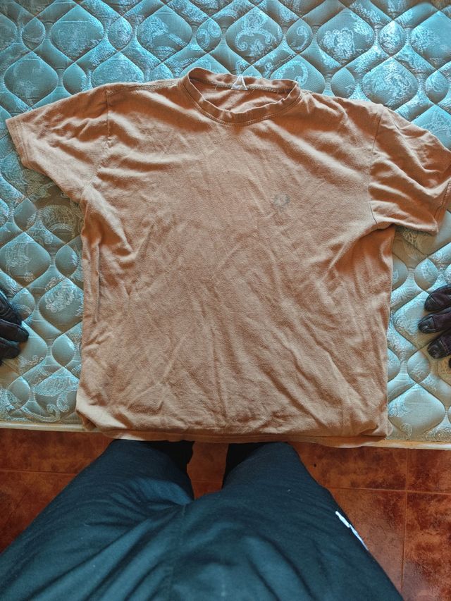 Camiseta militar y guantes