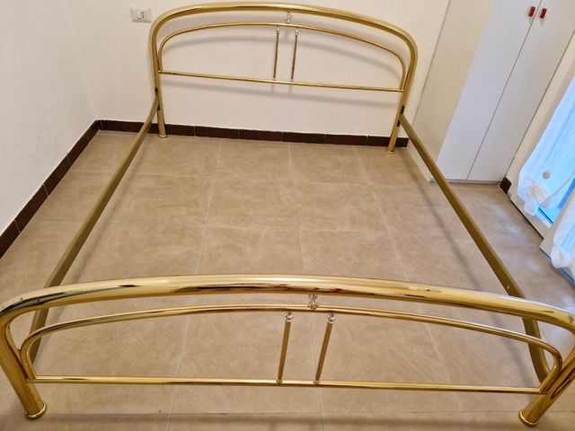 Letto matrimoniale in ottone dorato