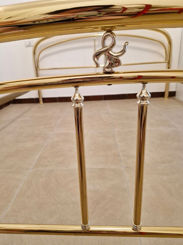 Letto matrimoniale in ottone dorato