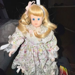 Muñeca de porcelana coleccionable