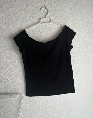 Camiseta negra escote barco