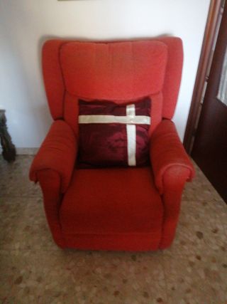 Sillón orejero de tela rojo