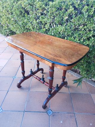 Mesa auxiliar alta de madera