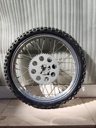 Rueda de moto derbi con piñón