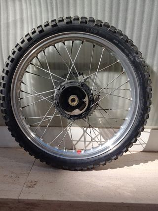 Rueda de moto derbi con piñón