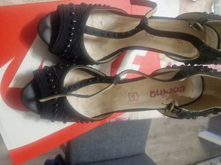 Zapatos de tacón negros con tachuelas