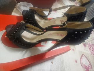 Zapatos de tacón negros con tachuelas