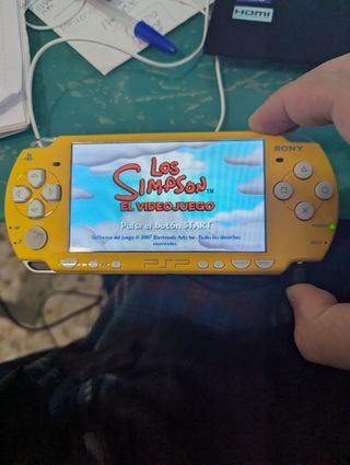 PSP 2004 Amarilla + Juego (Los Simpson Edición)
