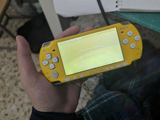PSP 2004 Amarilla + Juego (Los Simpson Edición)