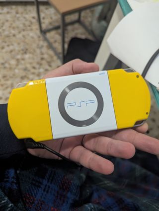 PSP 2004 Amarilla + Juego (Los Simpson Edición)