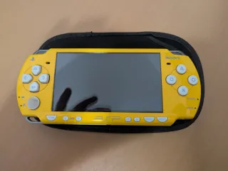 PSP 2004 Amarilla + Juego (Los Simpson Edición)