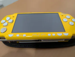 PSP 2004 Amarilla + Juego (Los Simpson Edición)