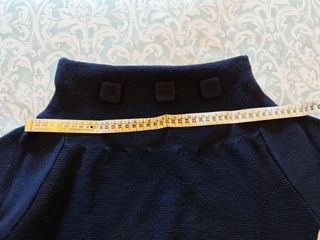 Maglia-vestito nero con bottoni rivestiti