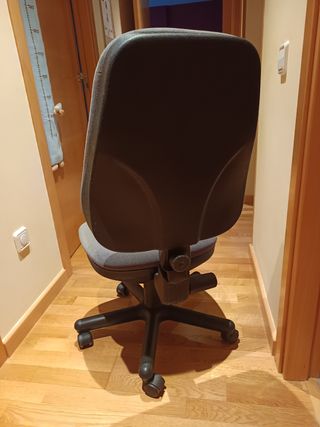 Silla giratoria de oficina gris