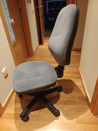 Silla giratoria de oficina gris