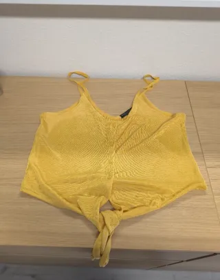 Top amarillo con nudo delantero