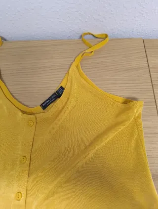 Top amarillo con nudo delantero