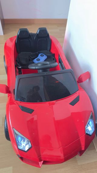 Coche eléctrico infantil rojo