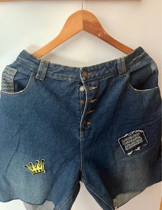 Pantalón vaquero corto con parches