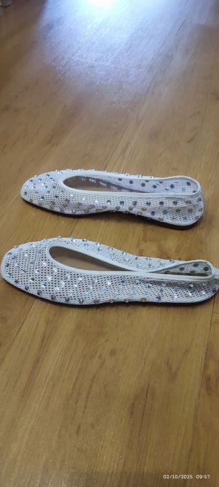 Zapatos bailarina blancos con pedrería