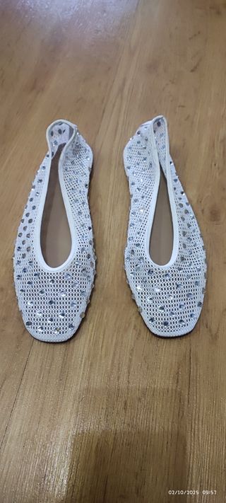 Zapatos bailarina blancos con pedrería