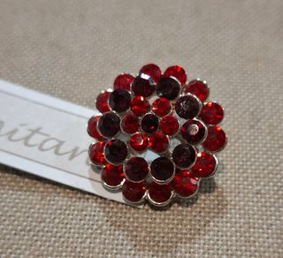 Broche redondo con pedrería roja