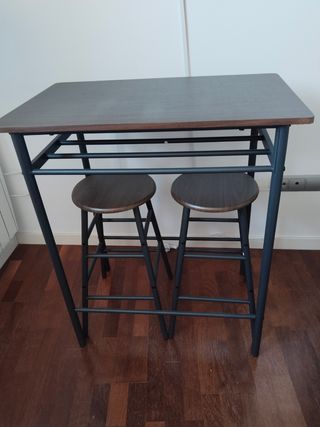 Mesa alta y 2 taburetes