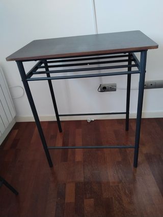 Mesa alta y 2 taburetes