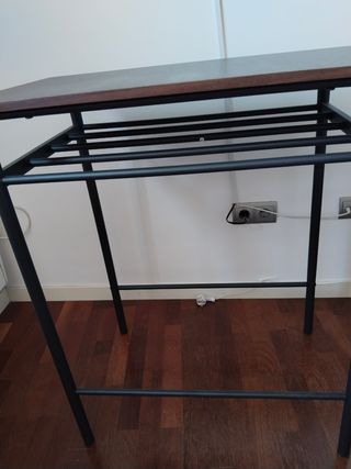 Mesa alta y 2 taburetes