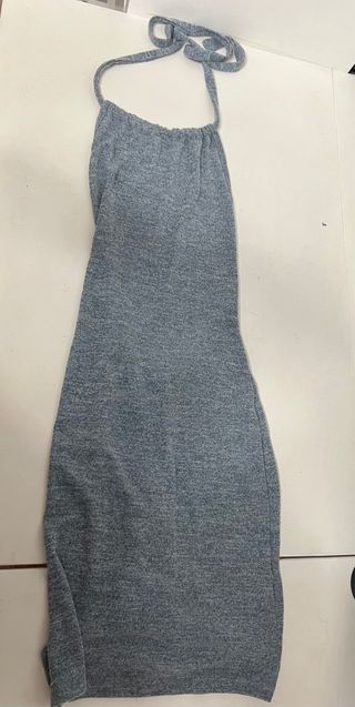 Vestido gris de mujer con espalda descubierta