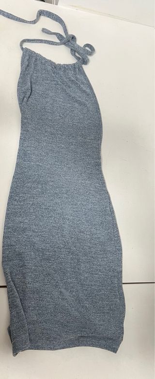 Vestido gris de mujer con espalda descubierta