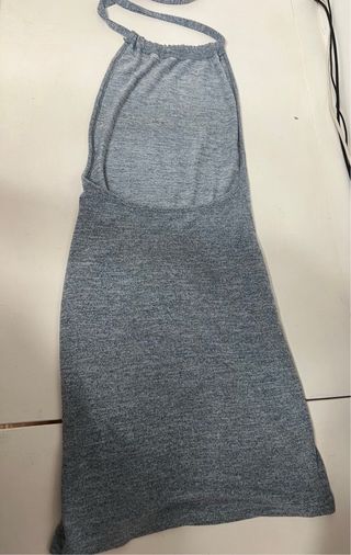 Vestido gris de mujer con espalda descubierta