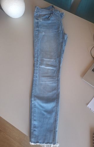 Pantalón pitillo vaquero Zara mujer