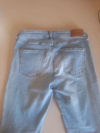 Pantalón pitillo vaquero Zara mujer