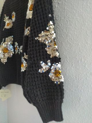 Jersey negro con lentejuelas doradas