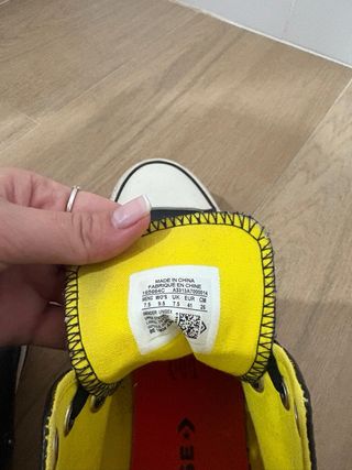 Converse piel negras , forro amarillo Talla 41