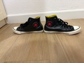 Converse piel negras , forro amarillo Talla 41