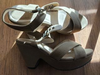 Sandalias cuña Pull and Bear verde