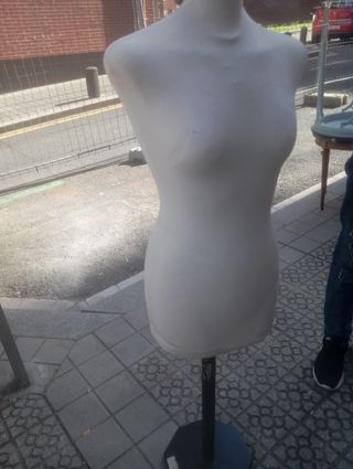 Maniquí blanco para ropa
