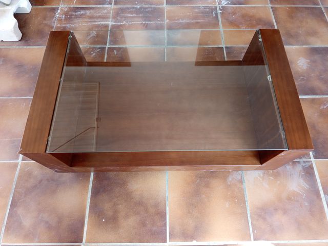 Mesa de centro de madera y cristal