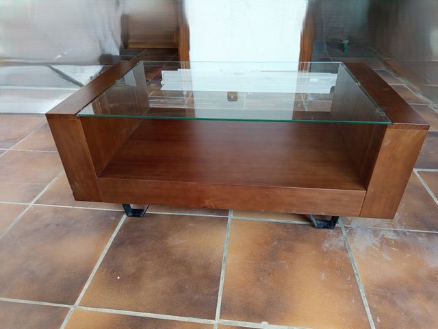 Mesa de centro de madera y cristal