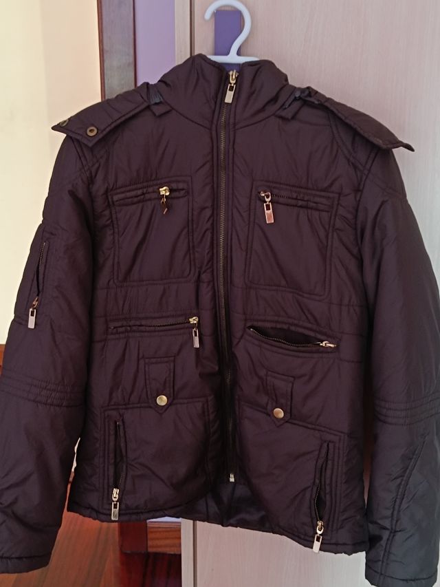 Cazadora marrón con capucha